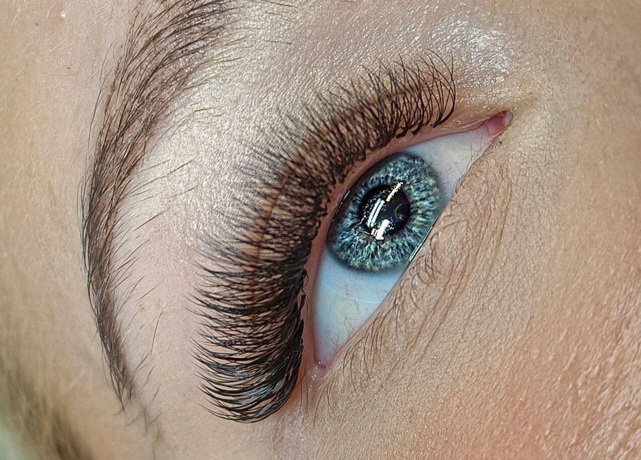 Nærbilde av vakre vippeextensions hos XO Beauty & Academy AS, Sarpsborg, Østfold, NO.