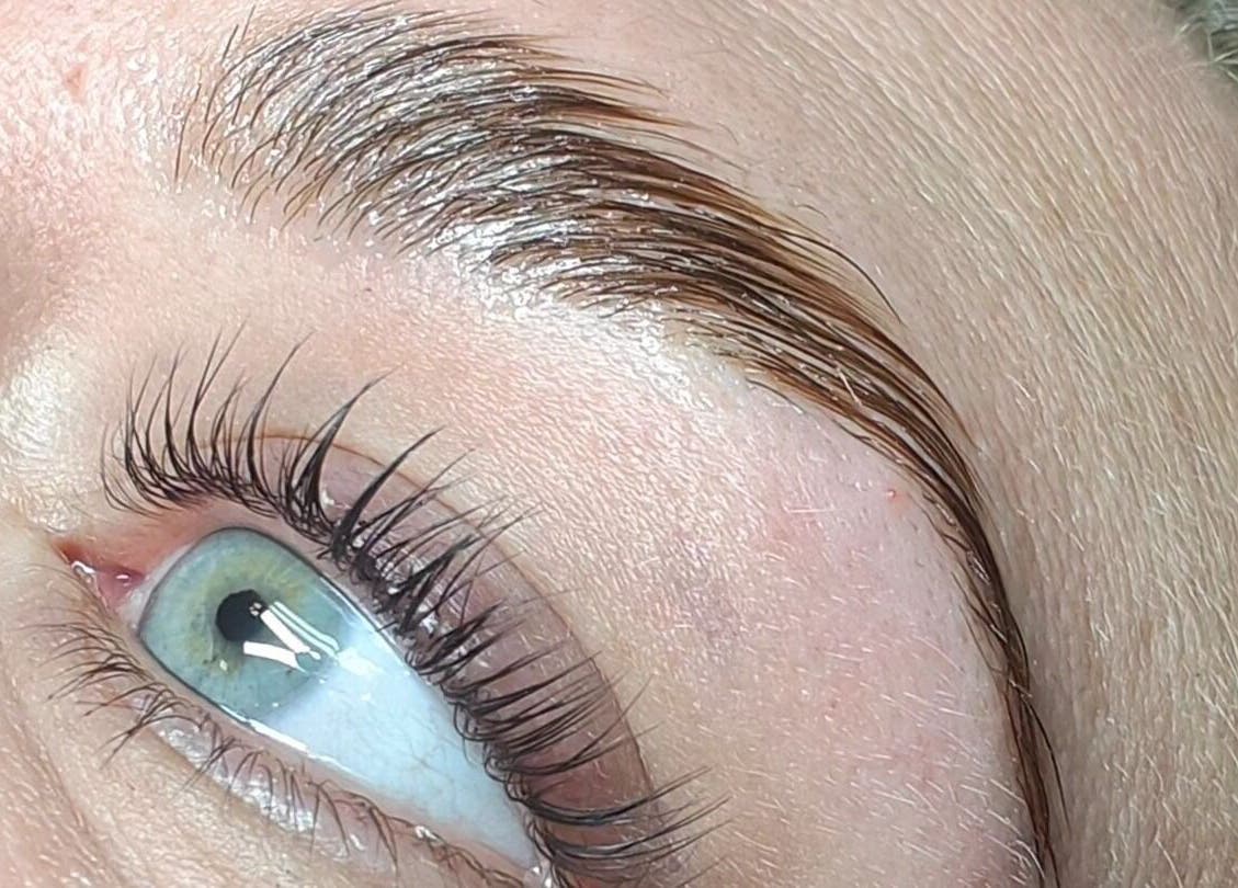 Nærbilde av øyenbrynbehandling hos XO Beauty & Academy AS, Sarpsborg, Østfold, NO.