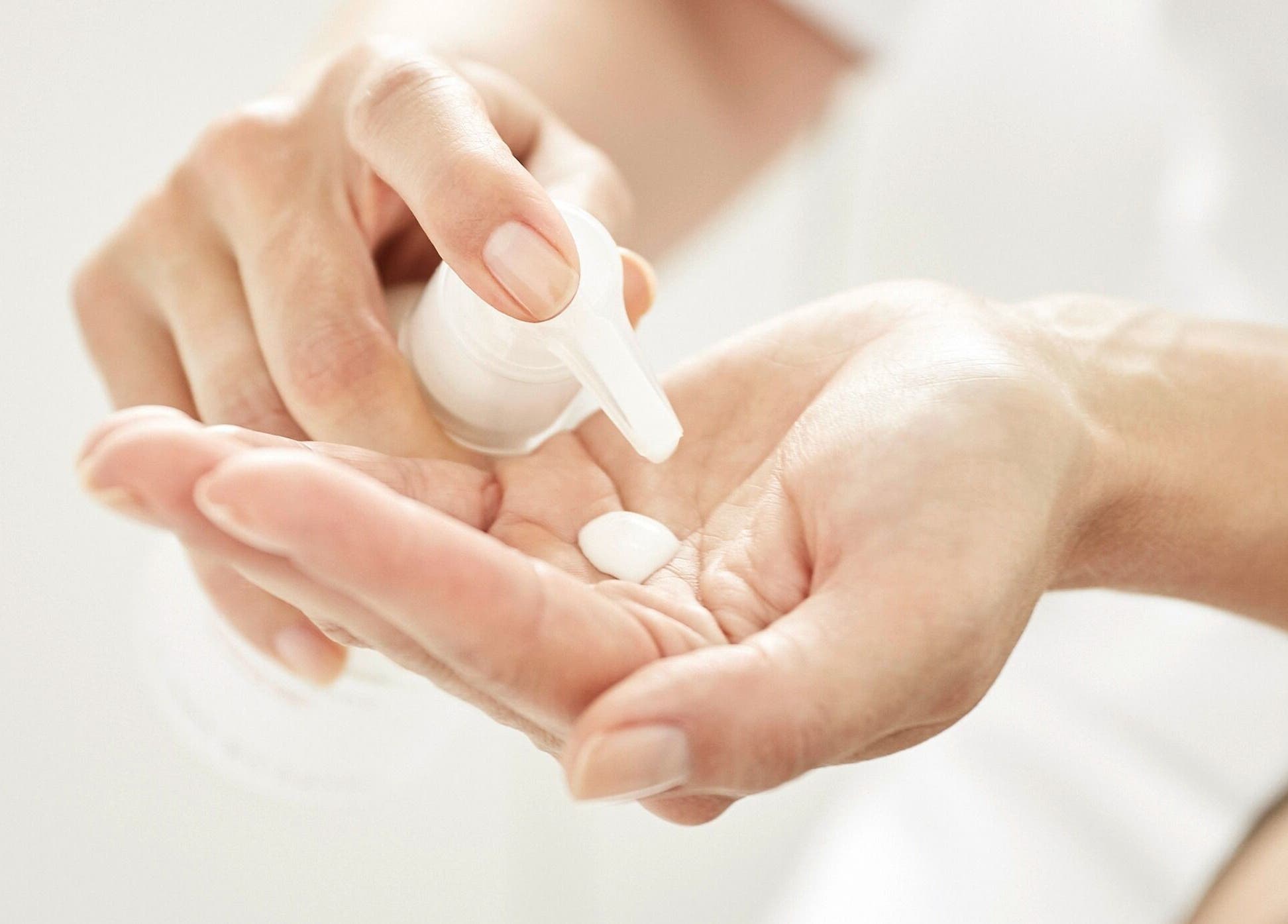 Handcreme-Anwendung im Alsterhaus Hamburg, Hamburg, Hamburg, DE.