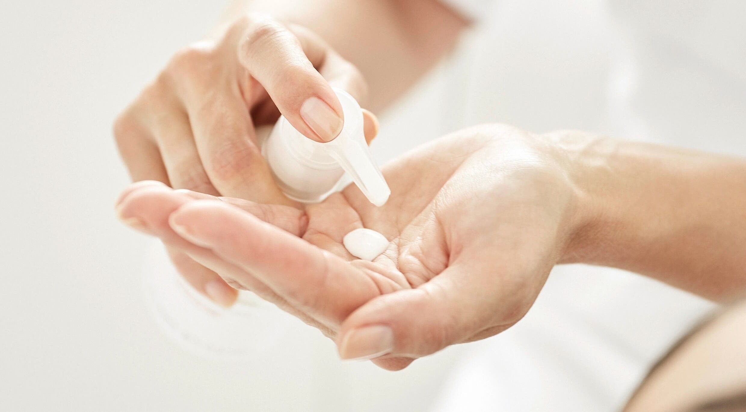 Handcreme-Anwendung im Alsterhaus Hamburg, Hamburg, Hamburg, DE.