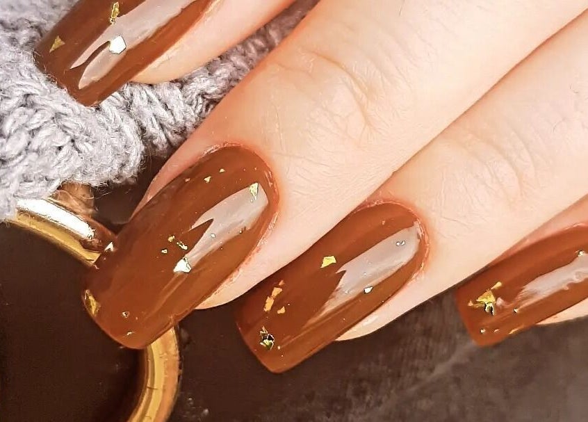 Manucure élégante avec vernis brun et paillettes à Les Douces Heures De Marie, Ruffiac, Bretagne, FR.