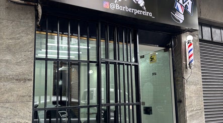 Entrada de Barberpereira en Buenos Aires, Buenos Aires, AR con decoración moderna y distintivo de barbero.