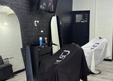 Interior moderno de Barberpereira en Buenos Aires, Buenos Aires, AR con espejos y sillas estilísticas.