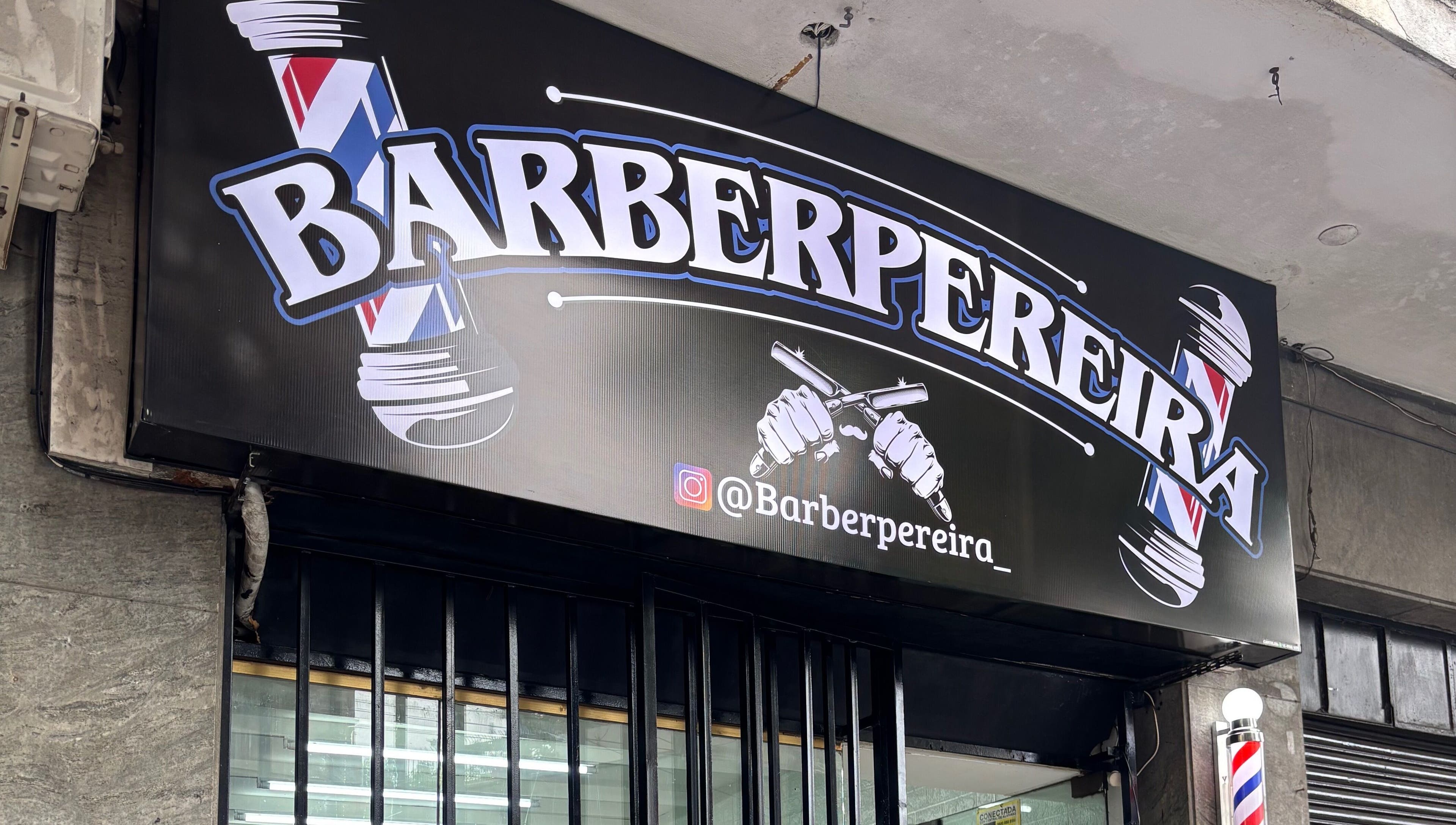 Cartel de Barberpereira en Buenos Aires, Buenos Aires, AR, mostrando logo y dirección en fachada.