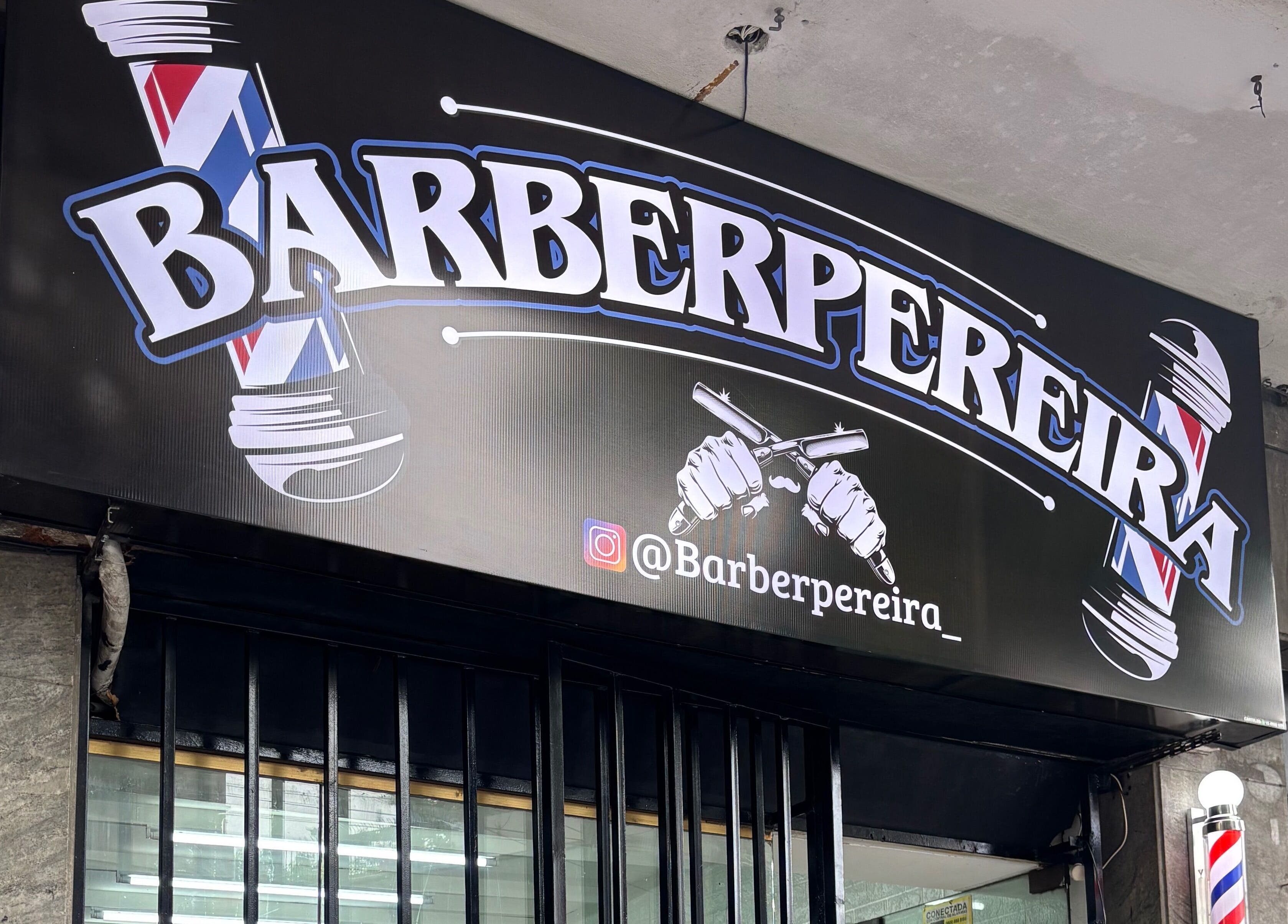 Cartel de Barberpereira en Buenos Aires, Buenos Aires, AR, mostrando logo y dirección en fachada.