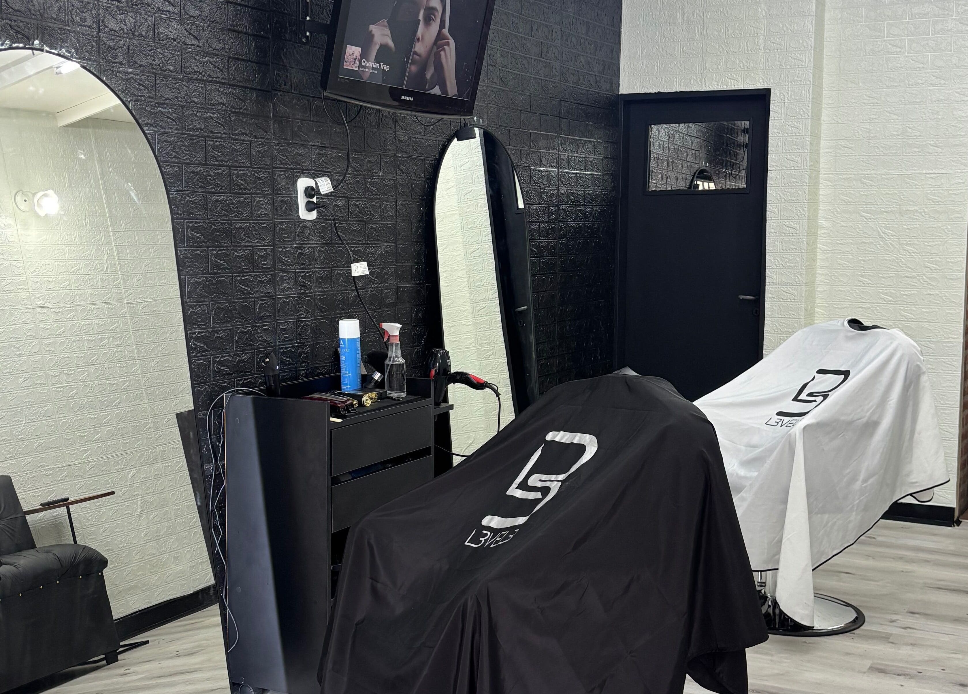 Interior moderno de Barberpereira en Buenos Aires, Buenos Aires, AR con sillas y espejos elegantes.