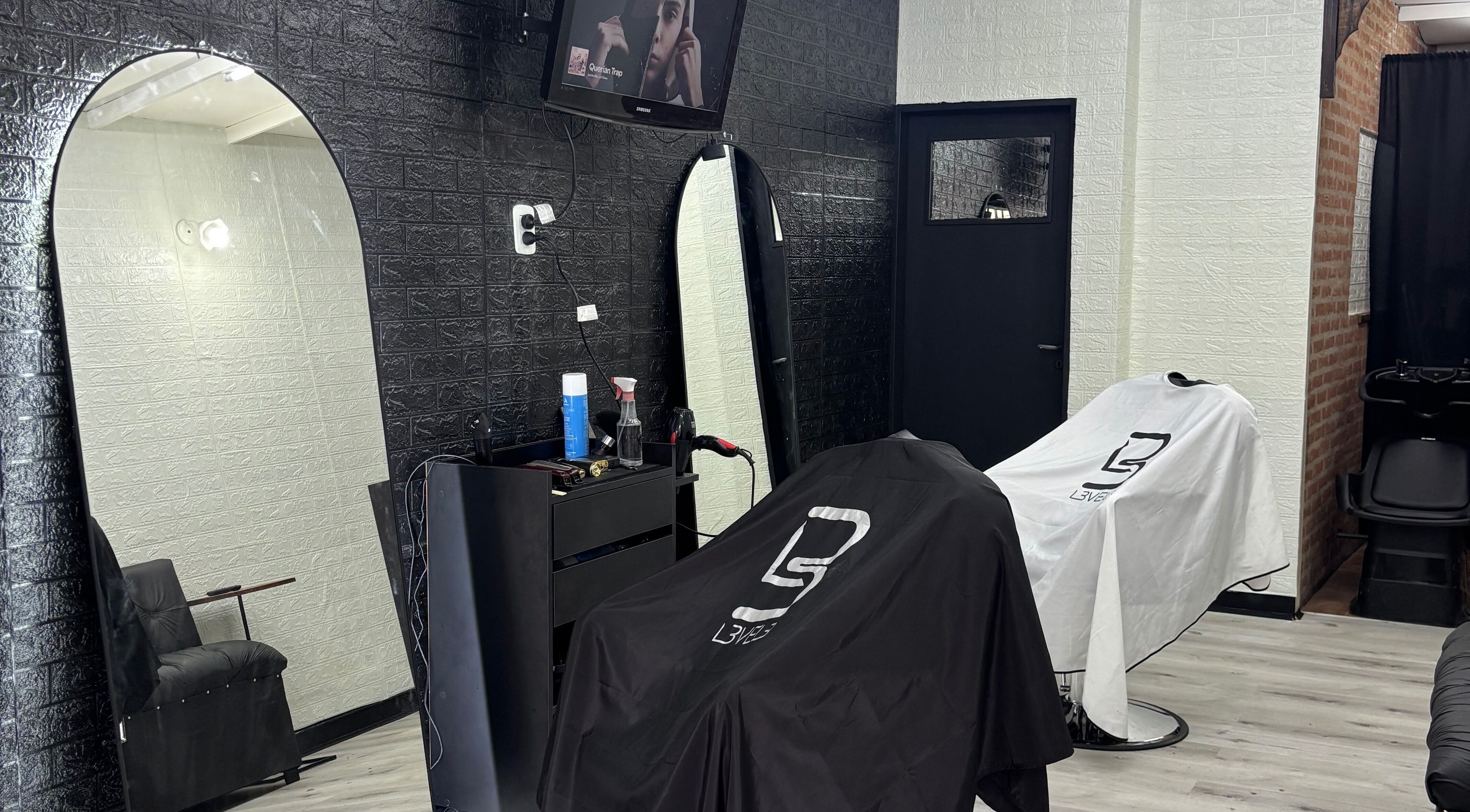 Interior moderno de Barberpereira en Buenos Aires, Buenos Aires, AR con sillas y espejos elegantes.