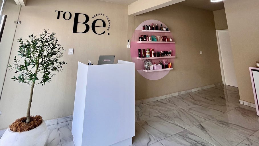 Recepción elegante en To Be Beauty Therapy, Mazatlán, Sinaloa, MX con decoración moderna.