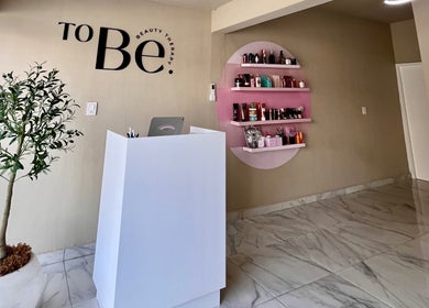 Recepción elegante en To Be Beauty Therapy, Mazatlán, Sinaloa, MX con decoración moderna.