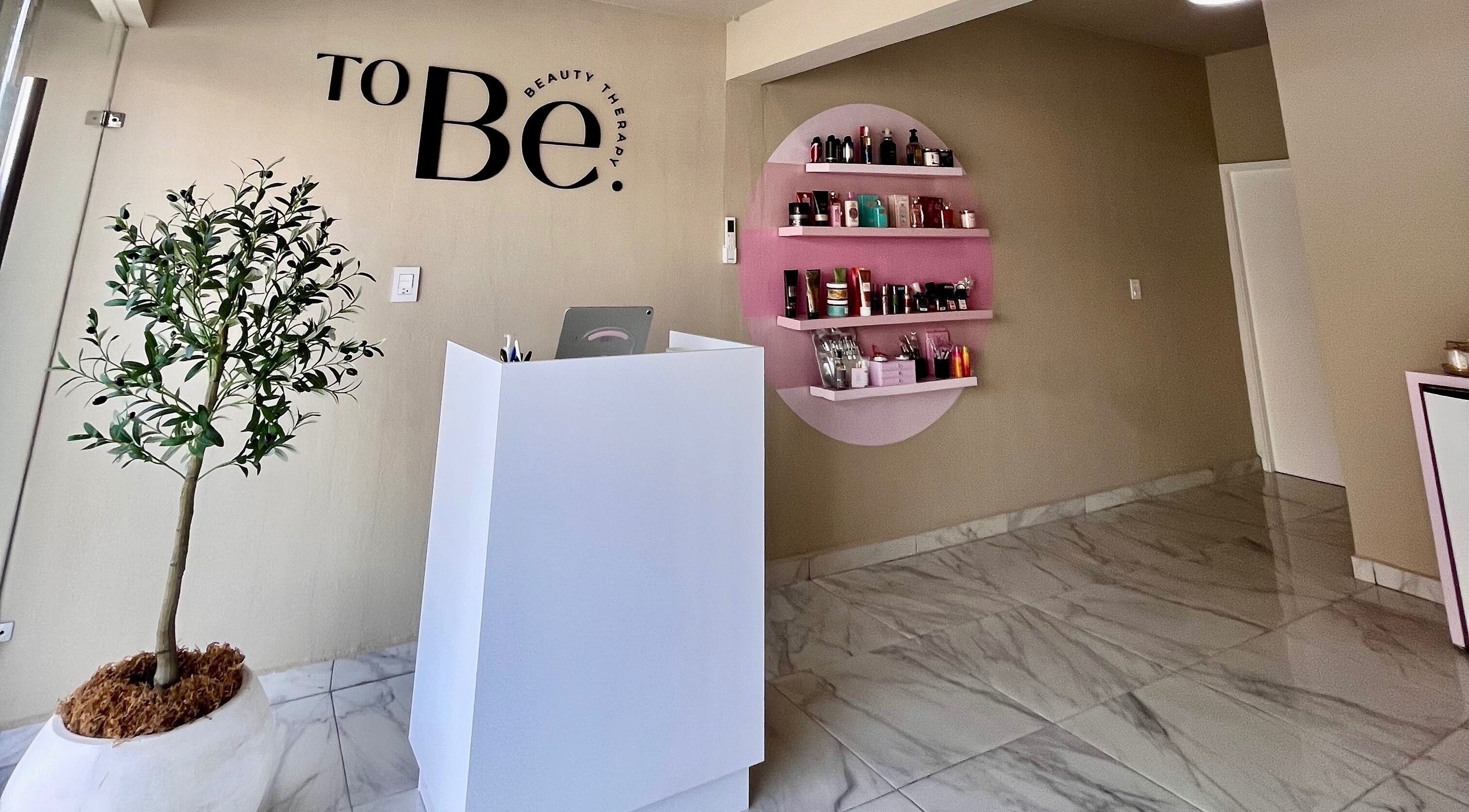 Recepción elegante en To Be Beauty Therapy, Mazatlán, Sinaloa, MX con decoración moderna.