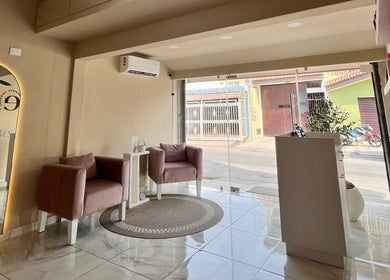 Elegante entrada de To Be Beauty Therapy en Mazatlán, Sinaloa, MX, con sillones cómodos y moderna decoración.