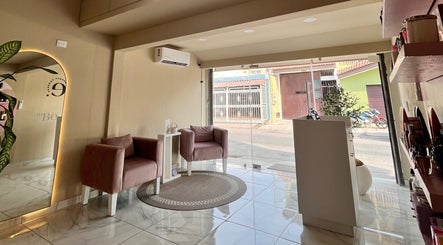 Elegante entrada de To Be Beauty Therapy en Mazatlán, Sinaloa, MX, con sillones cómodos y moderna decoración.