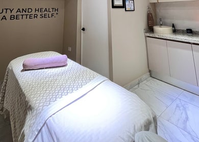 Sala de tratamiento en To Be Beauty Therapy, Mazatlán, Sinaloa, MX con cama y decoración relajante.