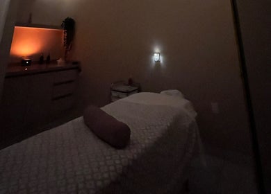 Sala de masaje en To Be Beauty Therapy, Mazatlán, Sinaloa, MX iluminada suavemente para relajación.