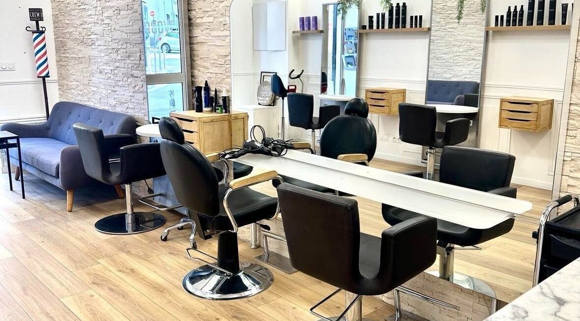 Intérieur élégant de Groove Haircut à Marseille, Provence-alpes-côte D'azur, FR avec sièges confortables.