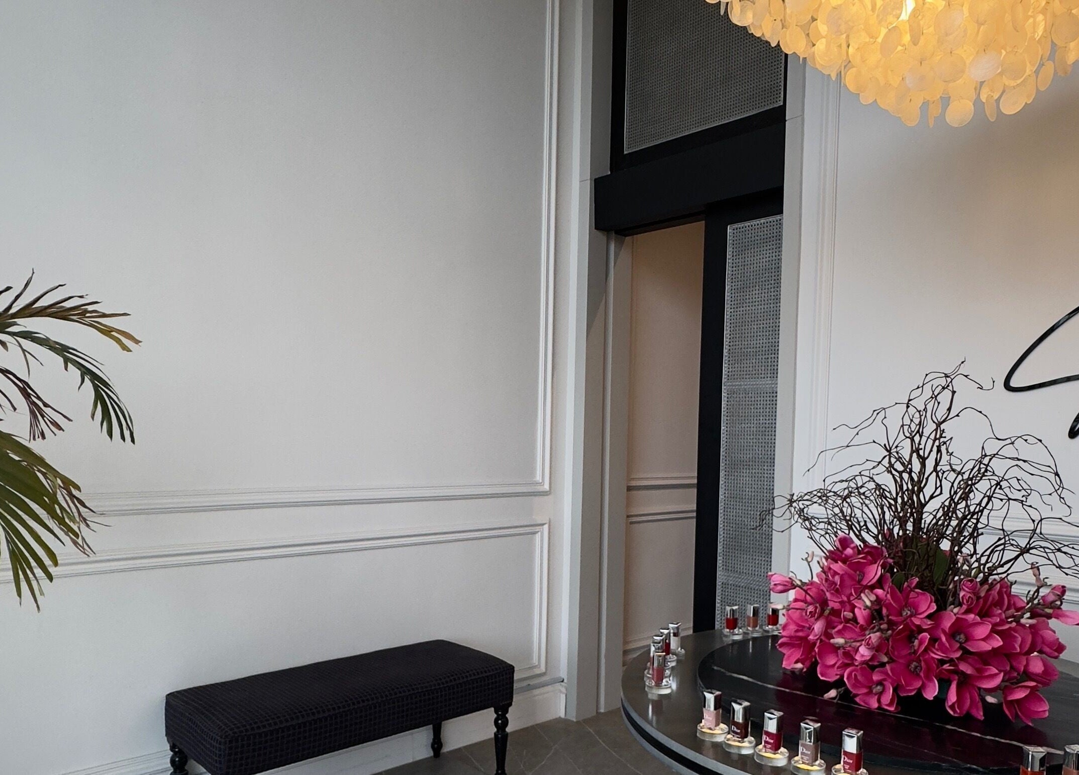 Chic lounge area at Sw Salon, Riyadh, Riyadh Province, SA with modern flower arrangement and ambient lighting.