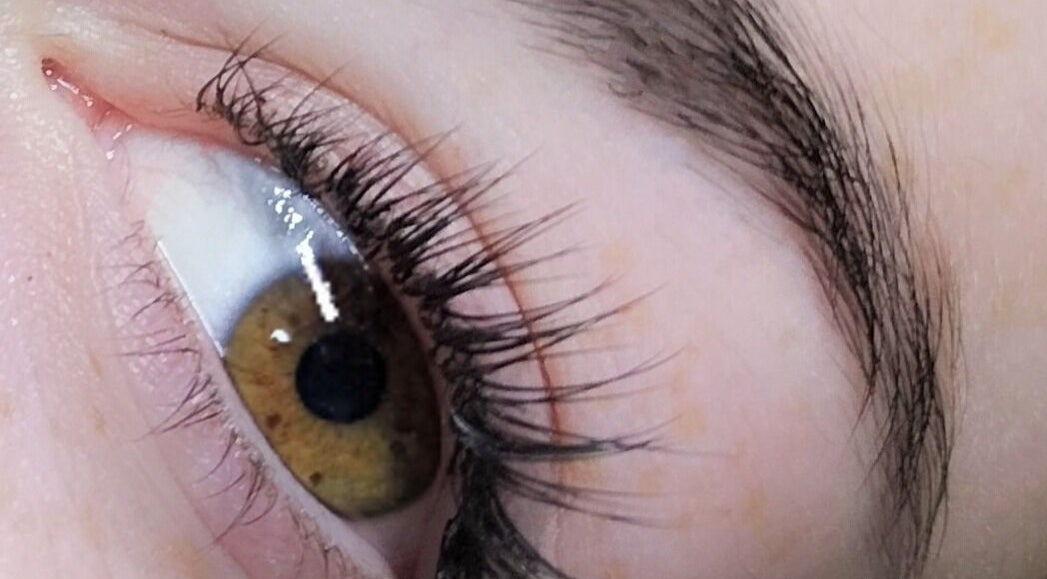 Close-up of elegant eyelash extension at Queen Beauty, Cape Town, Western Cape, ZA.