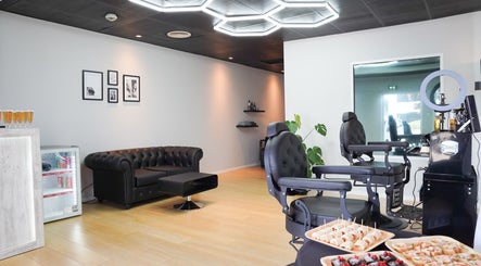 Dogan Barbershop in Stavanger, Rogaland, NO, features modern chairs, stylish decor, and refreshments for clients.