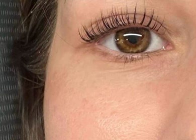 Extensions de cils élégantes chez Extensia à Rosemère, Québec, CA.