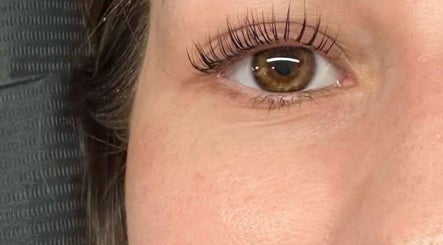 Extensions de cils élégantes chez Extensia à Rosemère, Québec, CA.