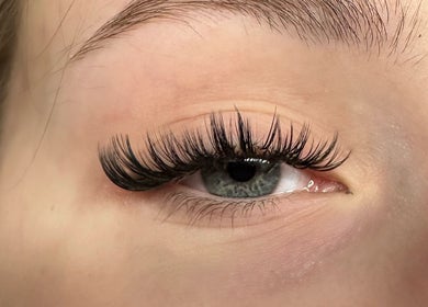 Extension de cils à Extensia, Rosemère, Québec, CA, offrant un look sophistiqué et naturel.