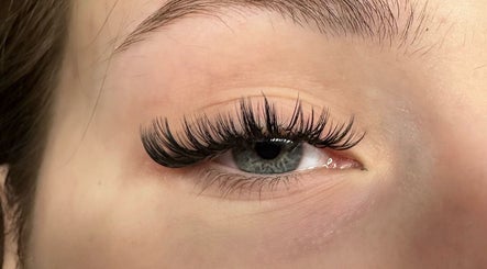 Extension de cils à Extensia, Rosemère, Québec, CA, offrant un look sophistiqué et naturel.