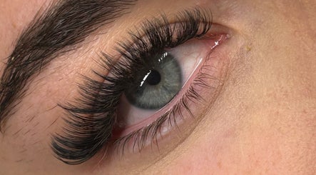 Devine Lashes صورة 3