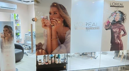 Intérieur chic de Mynails Spa LTD à Port Louis présentant L'Oréal.