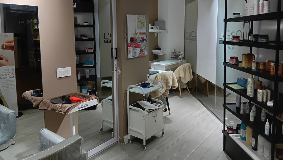 Intérieur élégant chez Mynails Spa LTD, Port Louis, avec des étagères de produits de beauté.