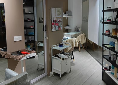 Intérieur élégant chez Mynails Spa LTD, Port Louis, avec des étagères de produits de beauté.