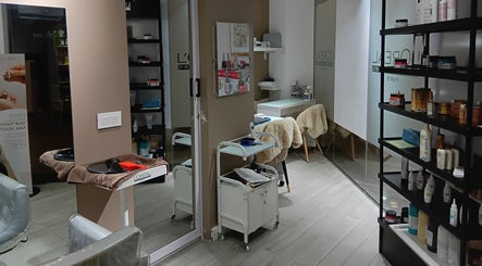 Intérieur élégant chez Mynails Spa LTD, Port Louis, avec des étagères de produits de beauté.