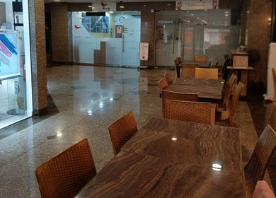 Salon moderne chez Mynails Spa LTD, Port Louis, Port Louis District, MU avec des tables élégantes et décorations.