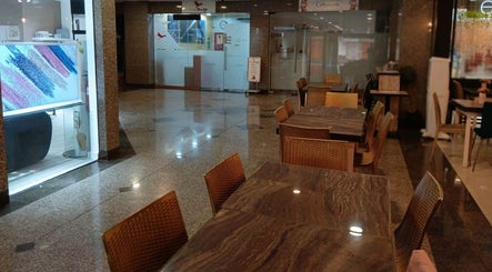 Salon moderne chez Mynails Spa LTD, Port Louis, Port Louis District, MU avec des tables élégantes et décorations.