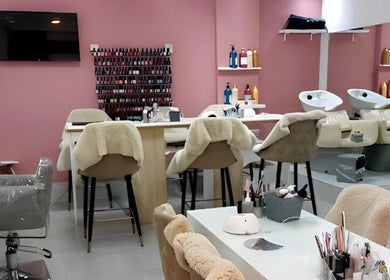Intérieur moderne du Mynails Spa LTD à Port Louis, Port Louis District, MU avec déco rose et équipements élégants.