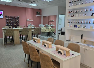 Intérieur moderne de Mynails Spa LTD à Port Louis, offrant des services de beauté et bien-être exceptionnels.