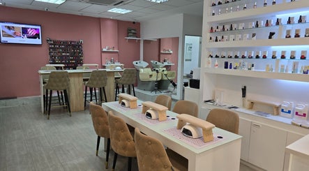Intérieur moderne de Mynails Spa LTD à Port Louis, offrant des services de beauté et bien-être exceptionnels.