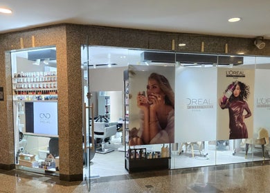 Devanture de Mynails Spa LTD à Port Louis, Port Louis District, MU, avec présentoir à vernis et affiches beauté.
