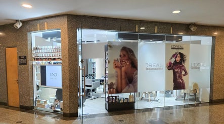 Devanture de Mynails Spa LTD à Port Louis, Port Louis District, MU, avec présentoir à vernis et affiches beauté.