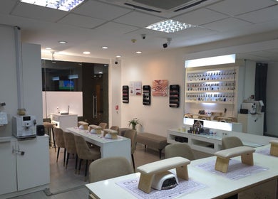 Intérieur moderne de Mynails Spa LTD à Port Louis, Port Louis District, MU, avec des tables de manucure élégantes.