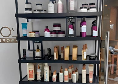 Produits de beauté variés à Mynails Spa LTD, Port Louis, Port Louis District, MU, miroir à l'arrière.