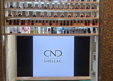 Étagère remplie de vernis à ongles Shellac chez Mynails Spa LTD, Port Louis, Port Louis District, MU.