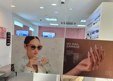 Intérieur élégant de Mynails Spa LTD à Port Louis, offrant divers soins de manucure et une ambiance moderne.