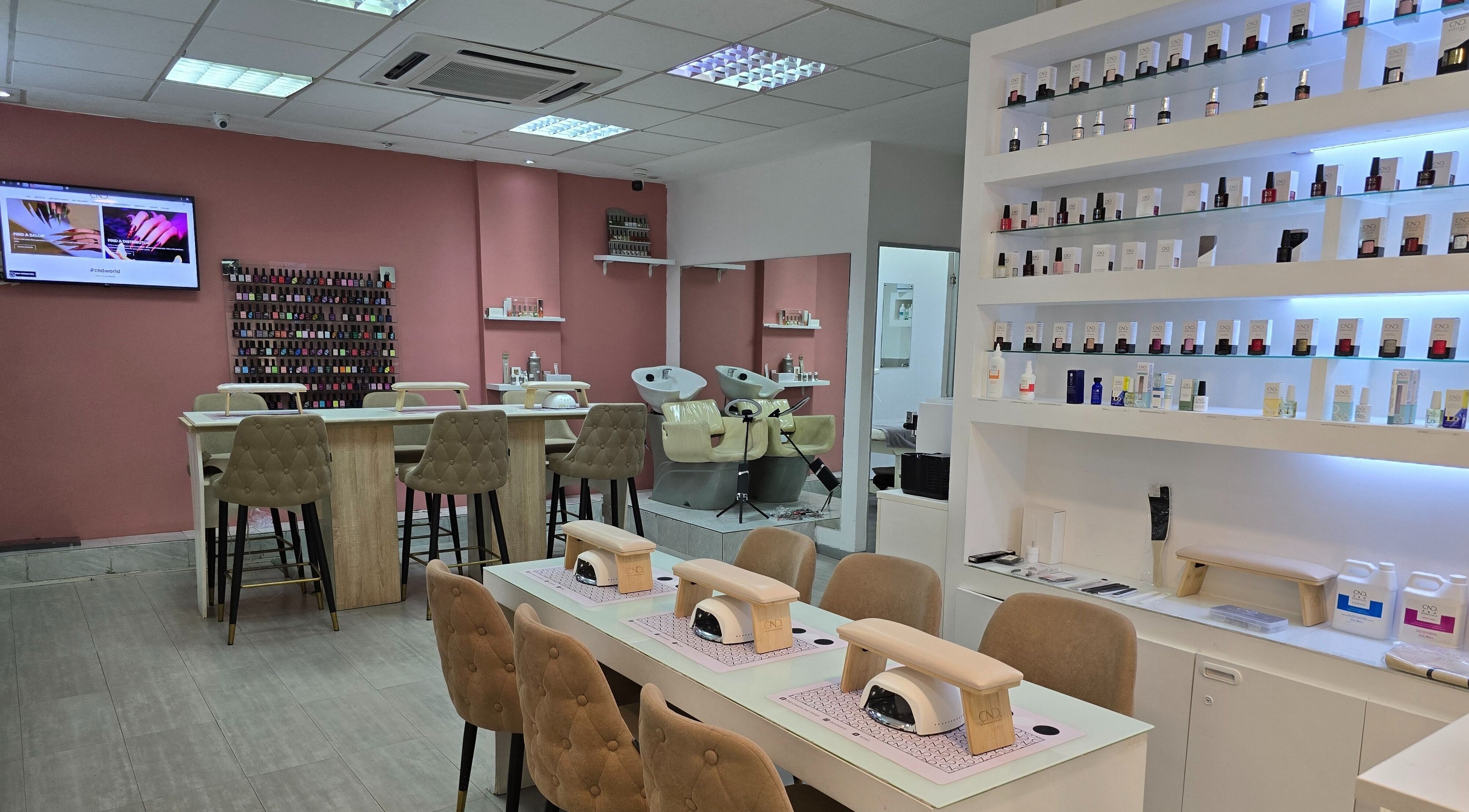 Intérieur moderne de Mynails Spa LTD à Port Louis, avec stations de manucure et présentoirs de vernis.