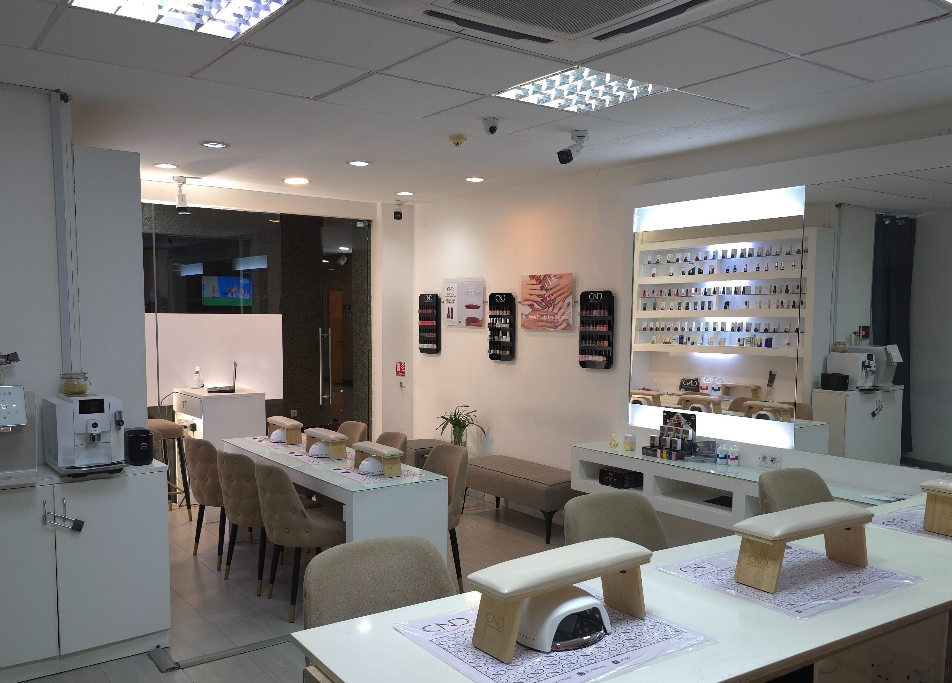 Intérieur chic de Mynails Spa LTD à Port Louis, Port Louis District, MU, offrant des services de beauté.