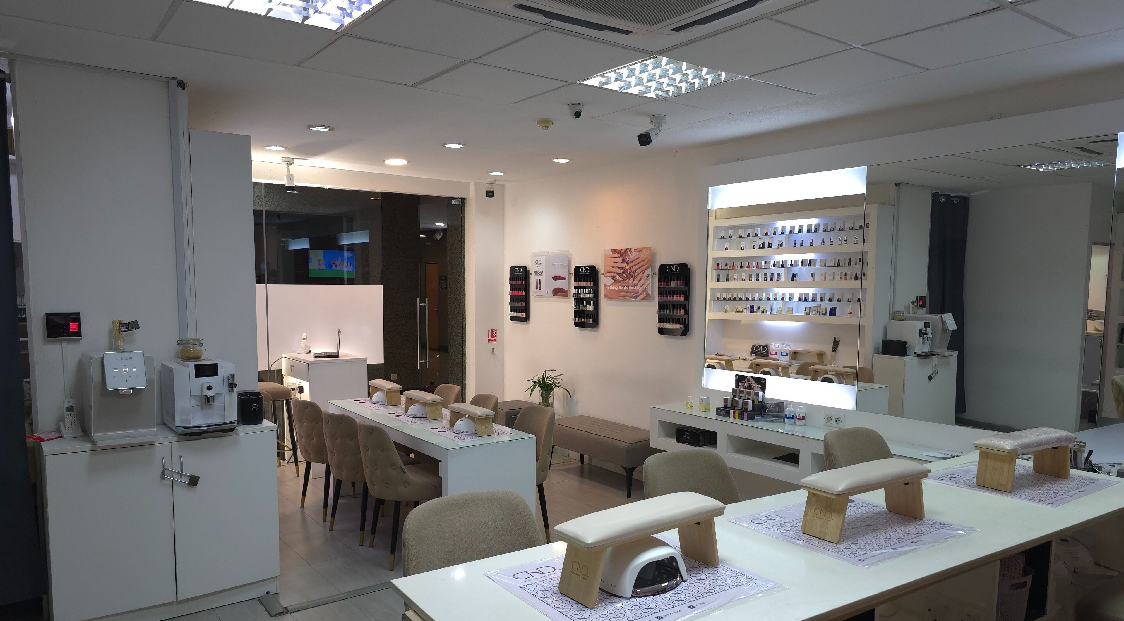 Intérieur chic de Mynails Spa LTD à Port Louis, Port Louis District, MU, offrant des services de beauté.