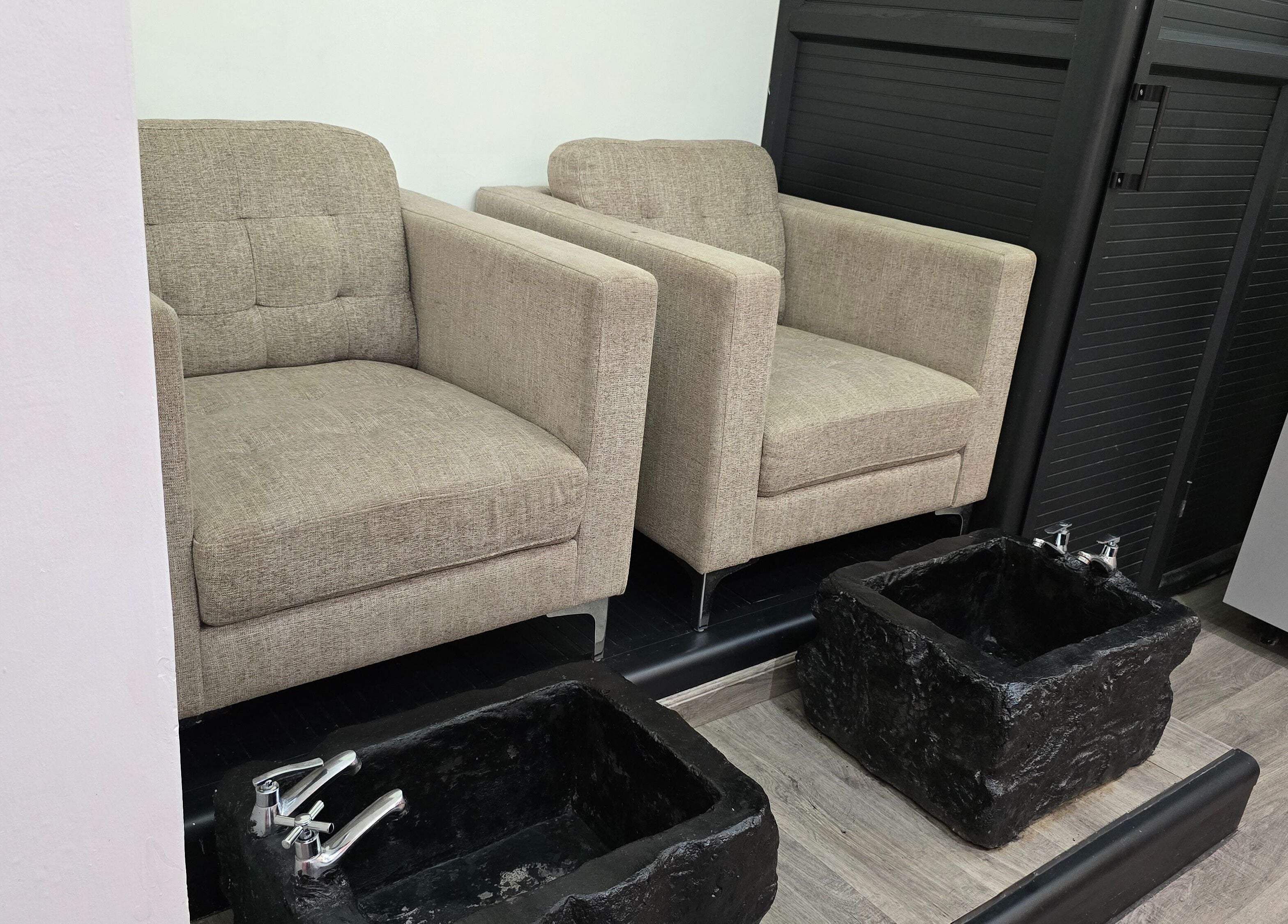 Chaises de spa à Mynails Spa LTD, Port Louis, Port Louis District, MU pour une expérience relaxante.