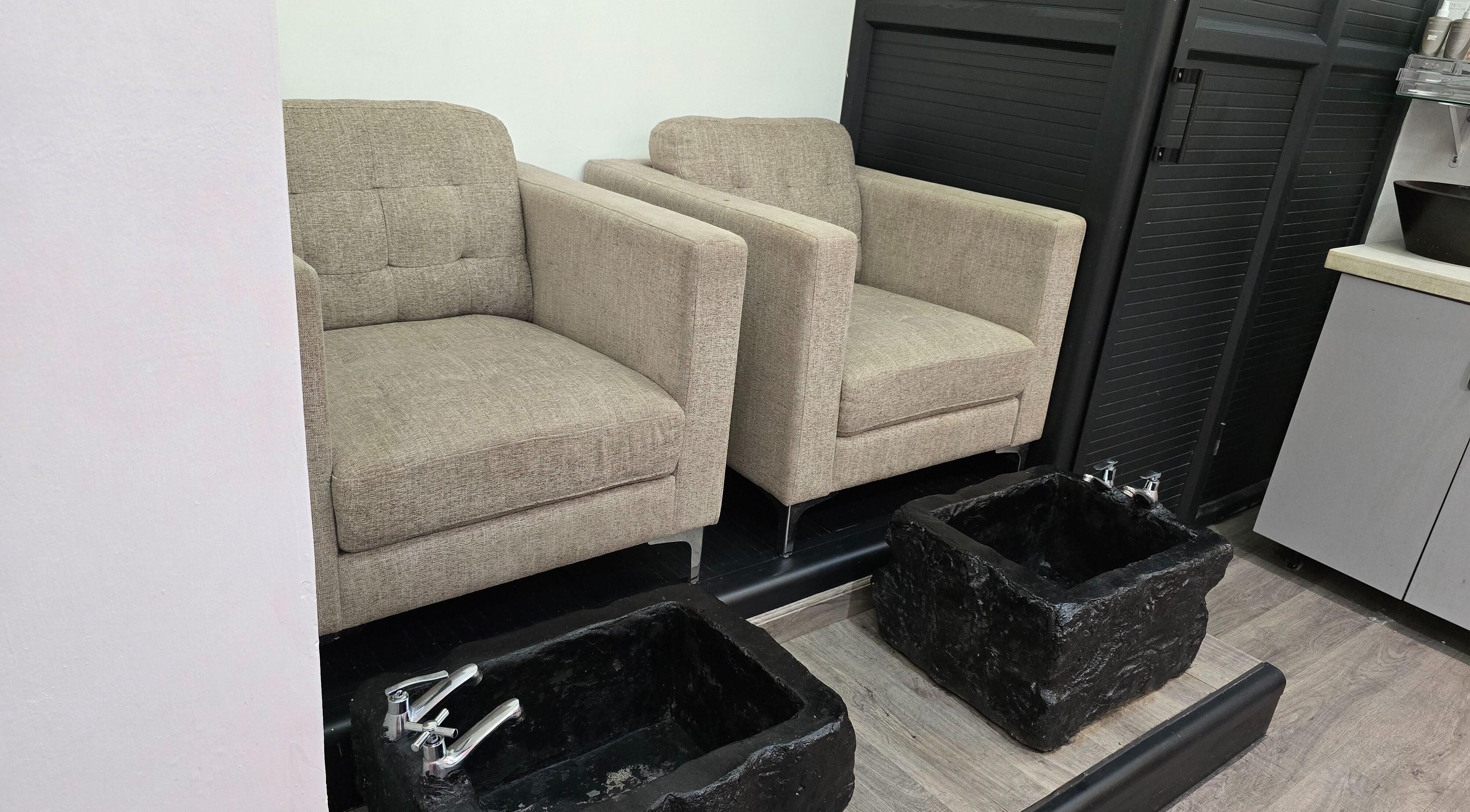 Chaises de spa à Mynails Spa LTD, Port Louis, Port Louis District, MU pour une expérience relaxante.