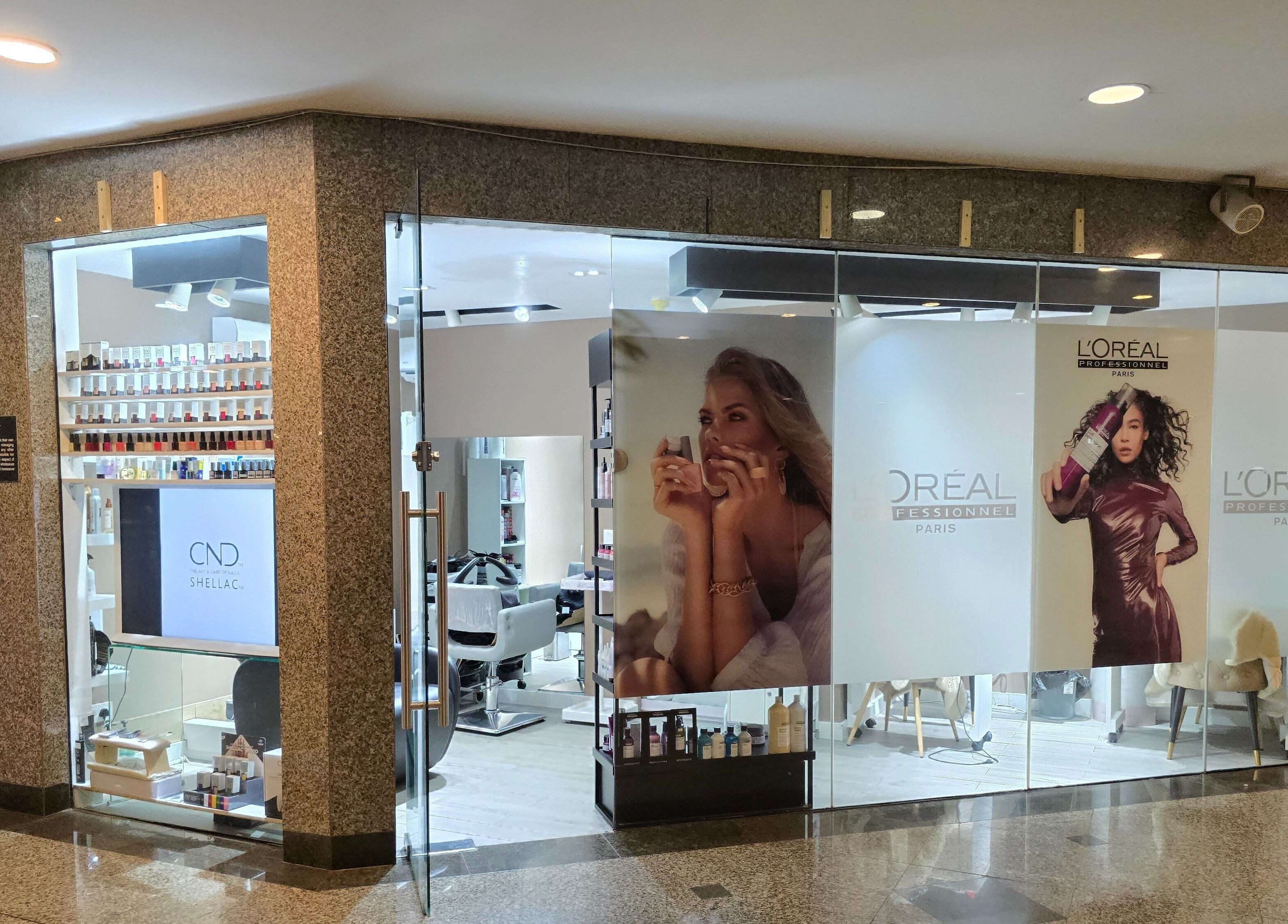 Vitrine moderne de Mynails Spa LTD à Port Louis, Port Louis District, MU, avec produits et affiches.