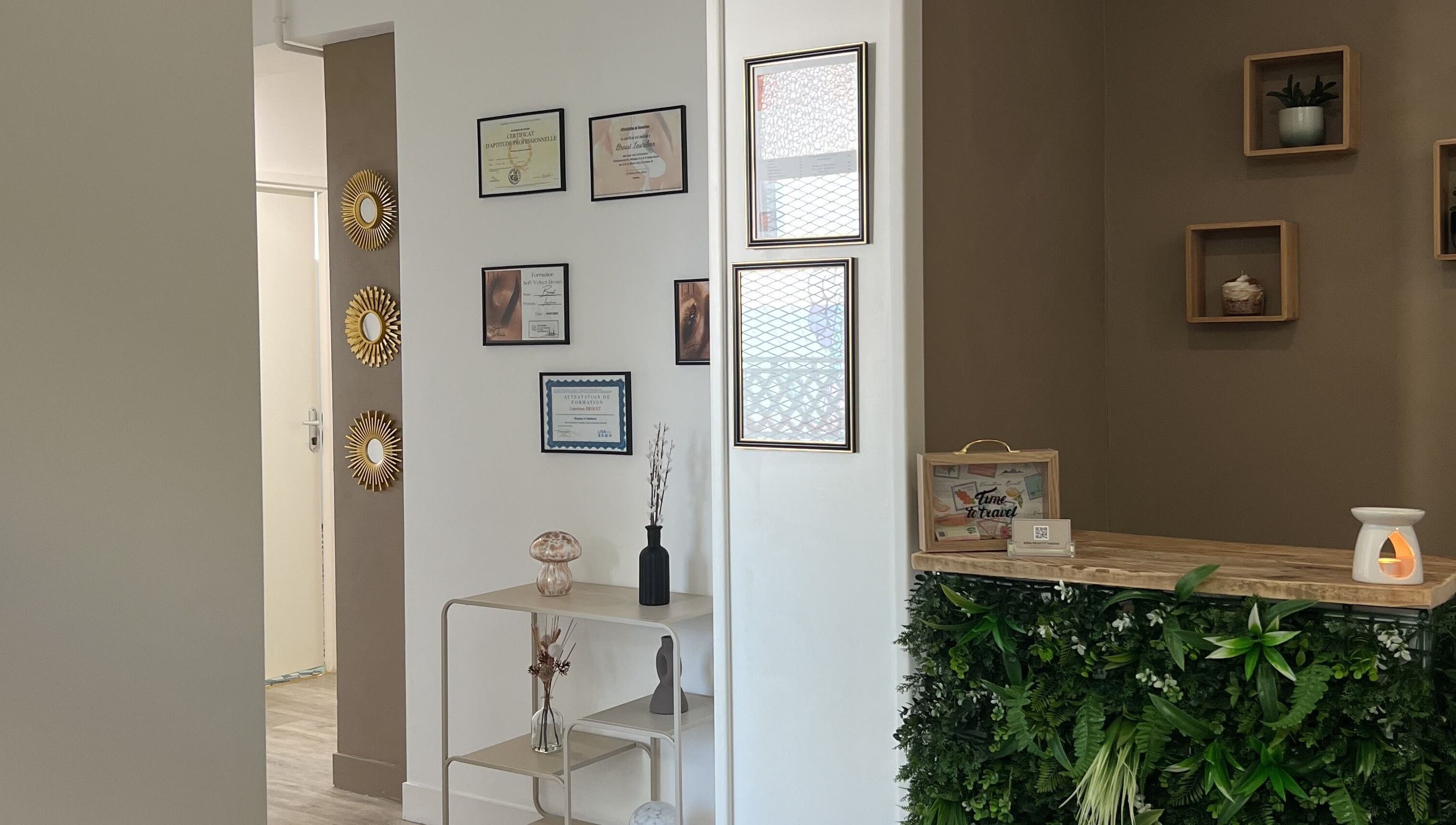 Intérieur élégant du Kiba Beauty Institut, Le Havre, Normandie, FR avec décoration murale et végétation.