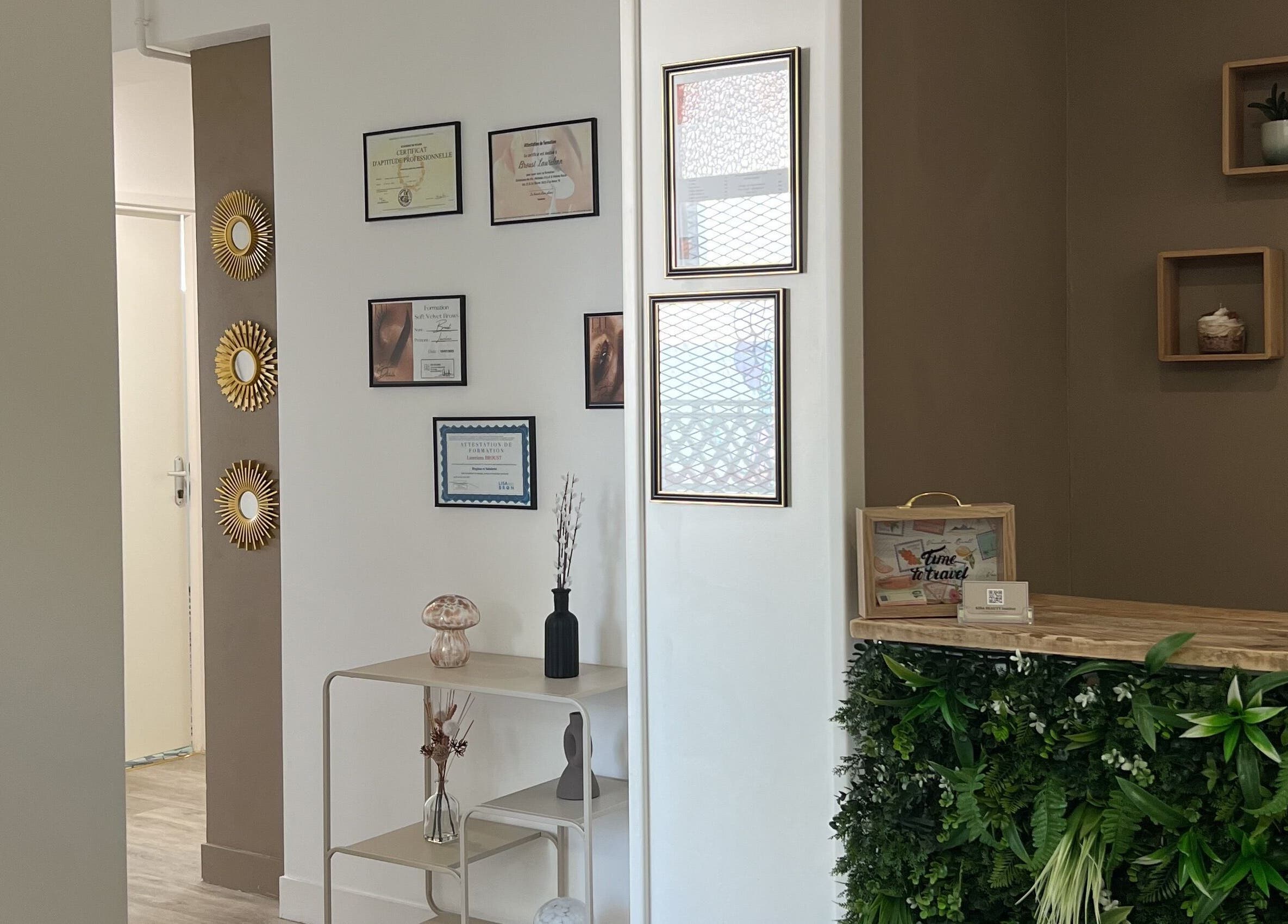 Intérieur élégant du Kiba Beauty Institut, Le Havre, Normandie, FR avec décoration murale et végétation.